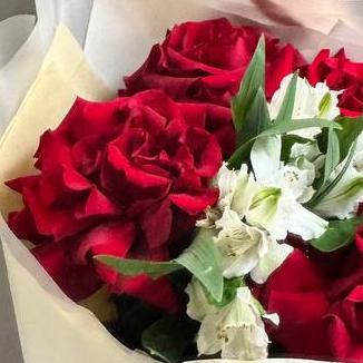 Красные розы с альстромериями (А)